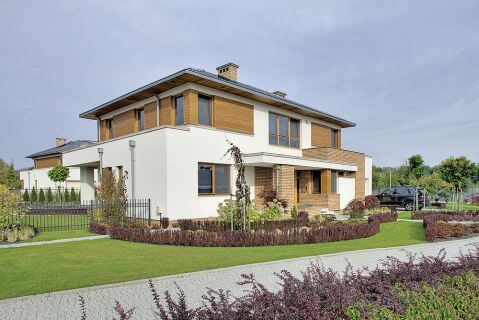 Nieduże osiedle przypomina amerykańskie ulice z identycznymi willami po obu stronach: budynki sa cofniete od