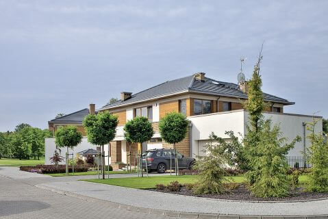 Nieduże osiedle przypomina amerykańskie ulice z identycznymi willami po obu stronach: budynki sa cofniete od