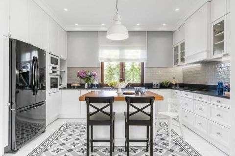 Salon zdobi ściana z cegieł, sypialnię – błękitne motywy. To dom trochę klasyczny, trochę nowoczesny,