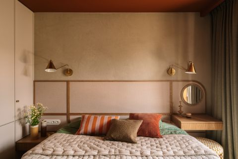 beżowa sypialnia z obłymi kształtami