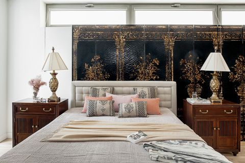 Nowoczesne rozwiązania przy budowie i wykańczaniu domu nie przeszkadzają, by w sypialni pojawiły się pieknę