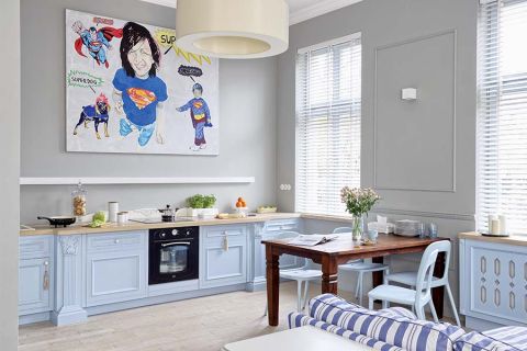 Nowoczesne szafki kuchenne z dekorami, które spotkamy w rustykalnych chałupach.