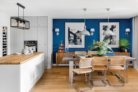 niebieska ściana w salonie