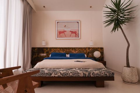 Sypialnia w nowoczesnym domu na Bali zaprojektowanym przez polską pracownię AMOK Architecture