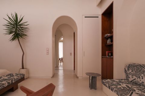 wnętrze domu na Bali zaprojektowane w stylu tropical modern przez polską pracownię AMOK Architecture