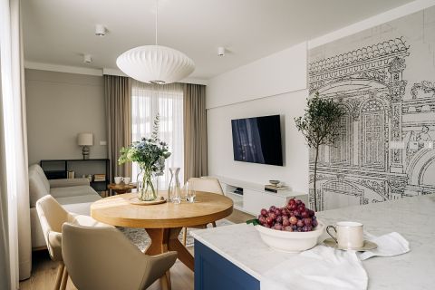 nowoczesny apartament z odcieniami bieli i granatu