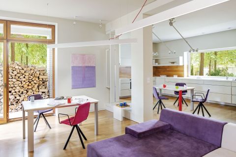 Do relaksu przed kominkiem zamówiono specjalną leżankę.