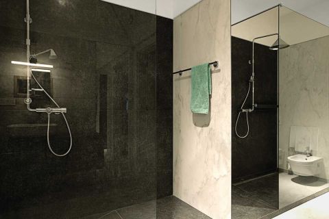 Ten dom w nowoczesnym stylu położony jest wśród brzóz i wygląda pięknie.