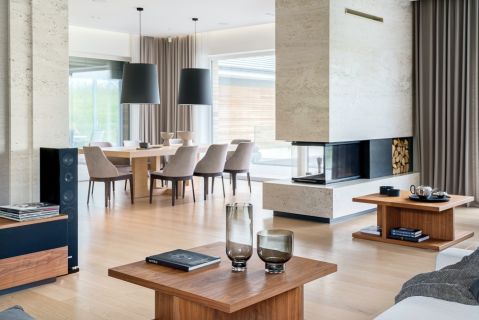 nowoczesny kominek w salonie