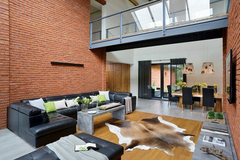 Czerwona cegła w nowoczesnym salonie