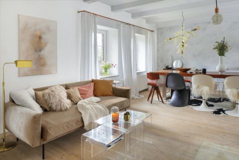 nowoczesny salon w starym domu