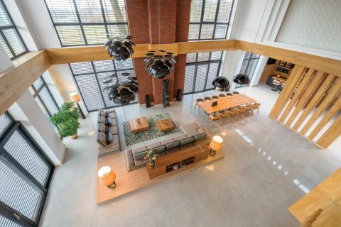 WSZYSTKO ZOSTAŁO TU SPRYTNIE UKRYTE: POD DREWNIANYMI LISTWAMI – INSTALACJE I KLIMATYZACJA. ZA FILARAMI Z