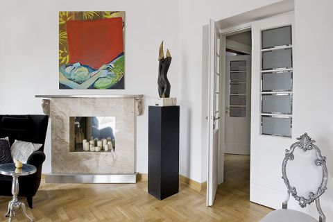 Obok rzeźba Jacka Zwoniarskiego. Mieszkanie dobrze ułożone