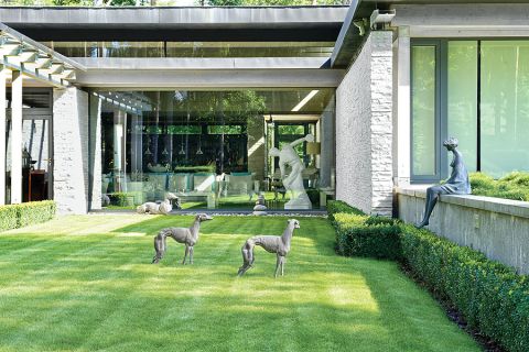 Ogrodowe figury chartów, podobnie jak meble Philippa Pleina, przyjechały z Targów Maison Objet.