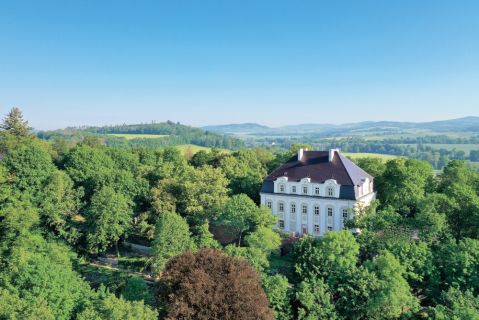 Barokowy pałac w Piszkowicach ukryty w zieleni