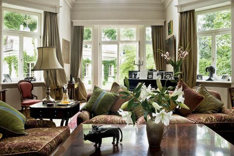 Pełen wiktoriańskich mebli. Neogotycka willa pod Warszawą