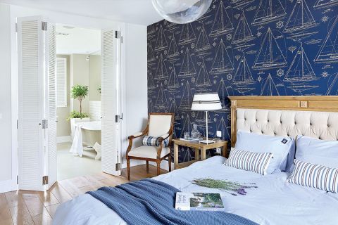niebieska sypialnia w stylu marinistycznym