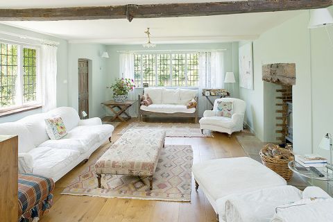 Pod niskimi stropami, wśród wąskich korytarzy, przetrwał kameralny, sielski klimat.