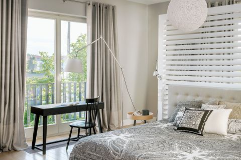 Pod oknem konsola marki Gervasoni. Willa w Warszawie jak włoskie palazzo