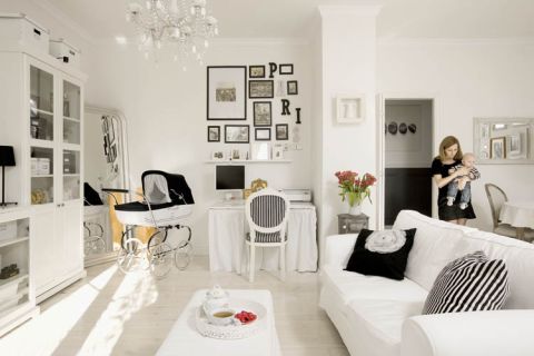 Podłoga ze starej kamienicy - wycyklinowana, pobielona bejcą i polakerowana wygląda jak nowa.