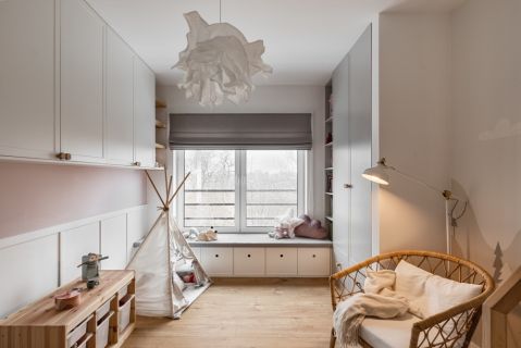 pokój dziecięcy szary z drewnem