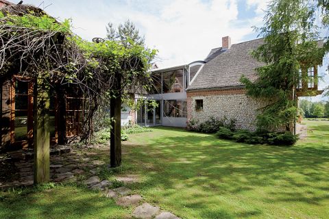 Pomysł z francuskiego magazynu: nowoczesny dom stylizowany na stodołę i połączony ze starym budynkiem przeszklonym