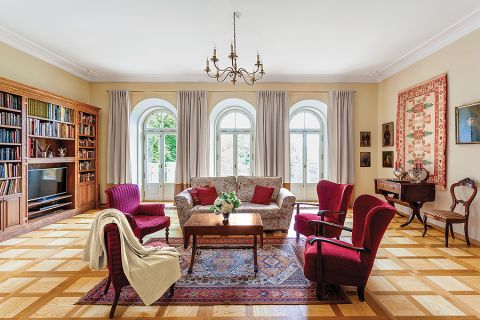 Posadzki odtworzono na podstawie zdjeć. Dębowo-jesionowy parkiet w salonie zrobił na zamówienie Grzegorz Góratowski, a