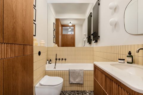 łazienka z drewnem w mieszkaniu w kamienicy