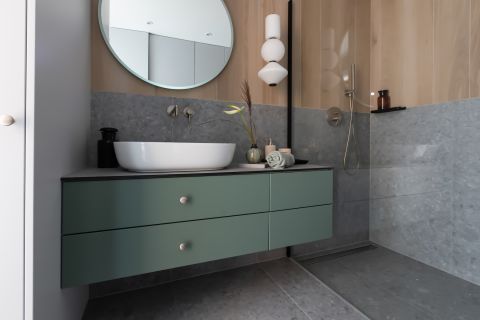 zielona szafka pod umywalkę w mieszkaniu w stylu modern farmhouse