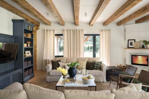 przytulny salon z drewnem i naturalnymi materiałami