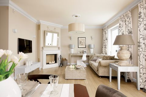 Renata urządziła salon polując na okazje: kanapa z wyprzedaży, konsole, stolik i lustro Decolor. Podobnie