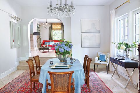 Rezydencja przypomina angielską posiadłość, choć mieści się w podwarszawskim Konstancinie. Elegancki i stylowo urządzony dom