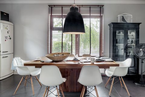 Rozsuwany stół marki Calligaris oraz krzesła Eamesów.