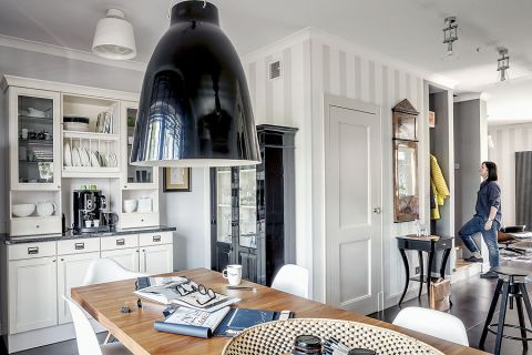 Rozsuwany stół marki Calligaris oraz krzesła Eamesów. Ponadczasowa aranżacja.