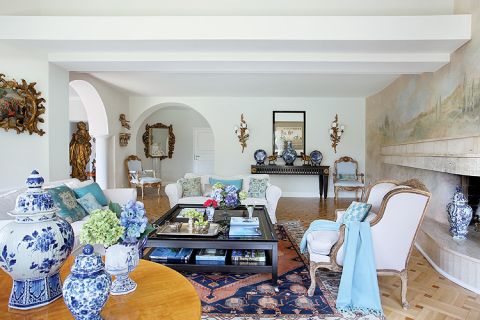 Rzeźba w salonie to archanioł z XVIII wieku i starsza o 100 lat świeta Magdalena.