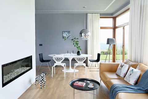 Salon pełen zwierzaków: poduszki z misiem i kotem marki OHH DEER, pies w szachownicę to