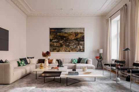 Nowoczesny salon w stylowej kamienicy