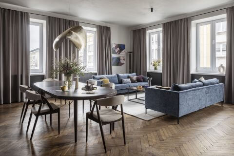 Eklektyczny wystrój salonu w kamienicy