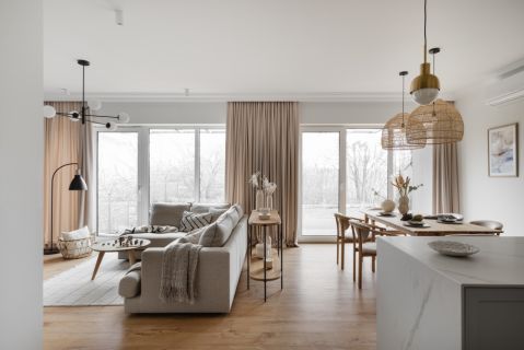 salon w beżach i drewnie