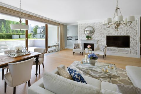 Kolorystyczna dyscyplina w salonie – tylko beże i szarości. Nawet zasłony, które uszyła Hanna Rubaszkiewicz