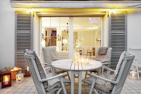 Skandynawski styl to nie tylko biel i pastele ale także naturalne drewno i proste meble. Pokazujemy, jak urządzić dom