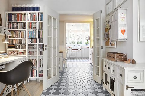 Skandynawski styl to nie tylko biel i pastele ale także naturalne drewno i proste meble. Pokazujemy, jak urządzić dom