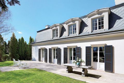 Słońce wpada do kuchni od samego rana, kiedy rodzina je śniadanie, a do salonu po południu.