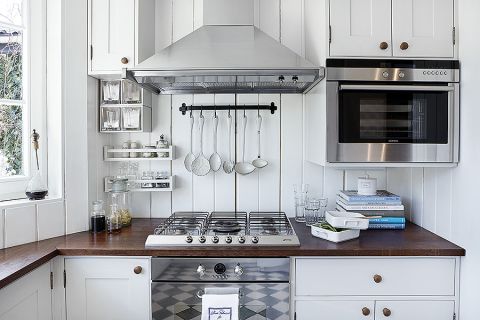 Sprzęt firmy SMEG. Biały dom w stylu skandynawskim