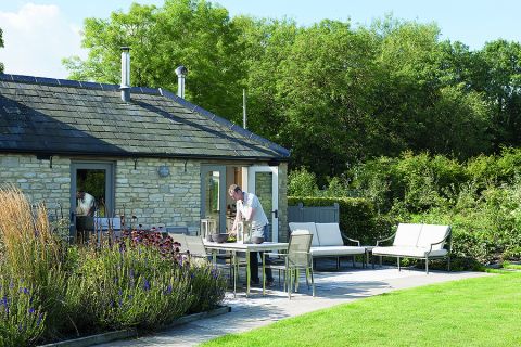 Stajnia może być przytulnym domem nie tylko dla koni. Projektant wnętrz z Londynu urządził się w swojej bardzo elegancko.