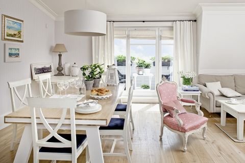 Stół zaprojektowała gospodyni. Mieszkanie w kolorach morza