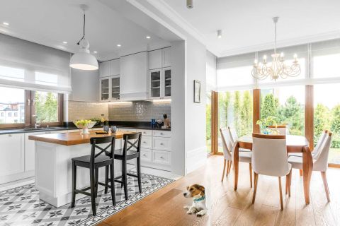 Salon zdobi ściana z cegieł, sypialnię – błękitne motywy. To dom trochę klasyczny, trochę nowoczesny,