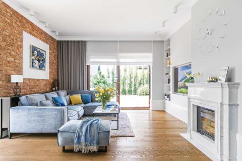 Błękity i cegła na ścianie, czyli wygodna klasyka z nowoczesnością