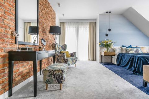 W błękitnej sypialni świetnie się odpoczywa.