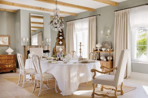 Przecieranki na meblach, tak charakterystyczne dla francuskiego stylu, obecne są nawet w jadalni.